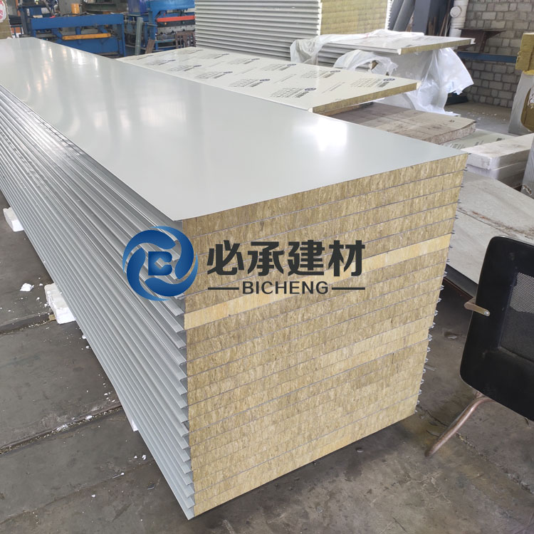 彩鋼夾芯板與巖棉彩鋼板在綠色建筑中的應(yīng)用有何不同？